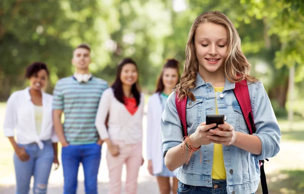 Adolescente estudiante chica con la escuela bolsa y teléfono inteligente —  Fotos de Stock