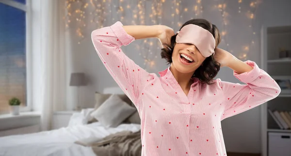 Šťastná mladá žena v pyžamu a oko spací maska — Stock fotografie