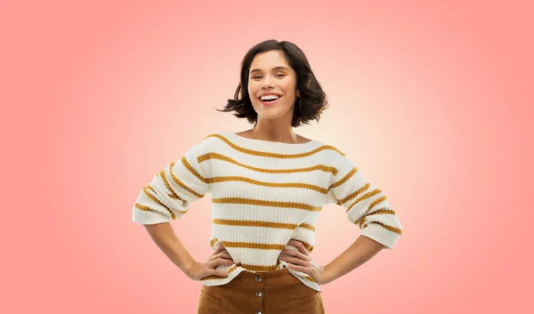 Mujer sonriente en jersey con las manos en las caderas — Foto de Stock