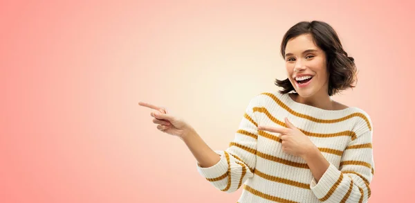 Feliz sonriente mujer señalando los dedos a algo —  Fotos de Stock