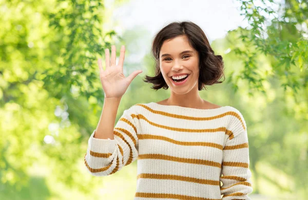 Счастливая улыбающаяся женщина, показывающая пять пальцев — стоковое фото