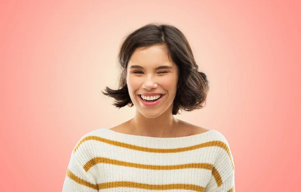 Mujer sonriente feliz en jersey a rayas guiño — Foto de Stock