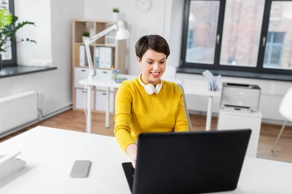 Business woman with laptop working at office — стоковое фото