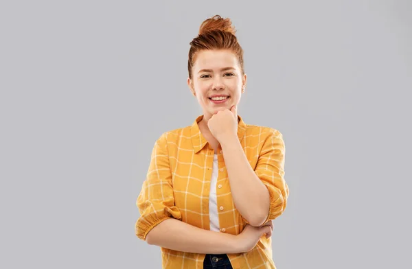 Souriant rousse adolescente aux cheveux en chemise à carreaux — Photo