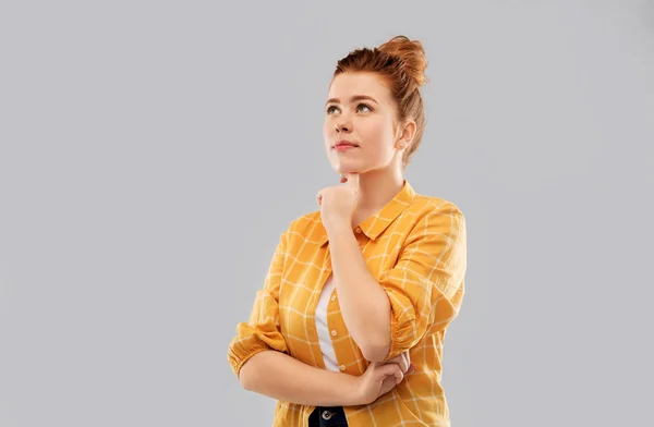 Rousse adolescente aux cheveux en chemise à carreaux — Photo