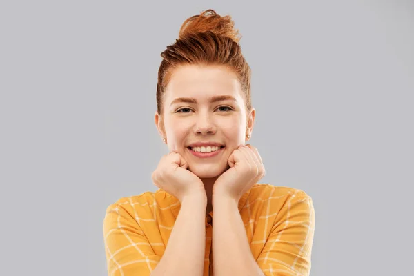 체크 무늬 셔츠에 빨간 머리 십 대 소녀 미소 — 스톡 사진