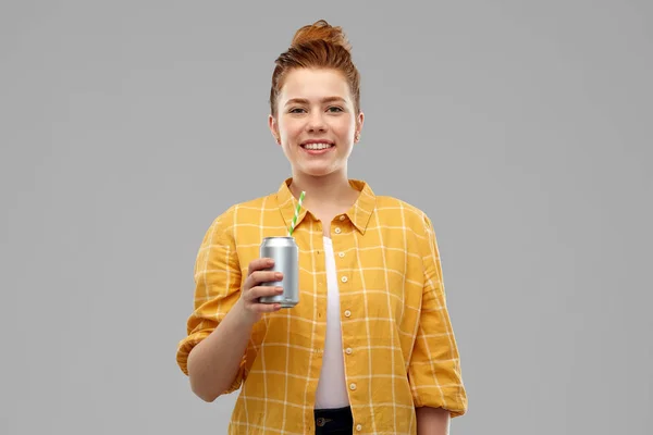 Giovane donna o adolescente che beve soda da lattina — Foto Stock