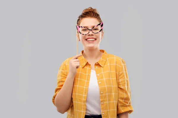 Souriant roux adolescent fille aux gros verres — Photo