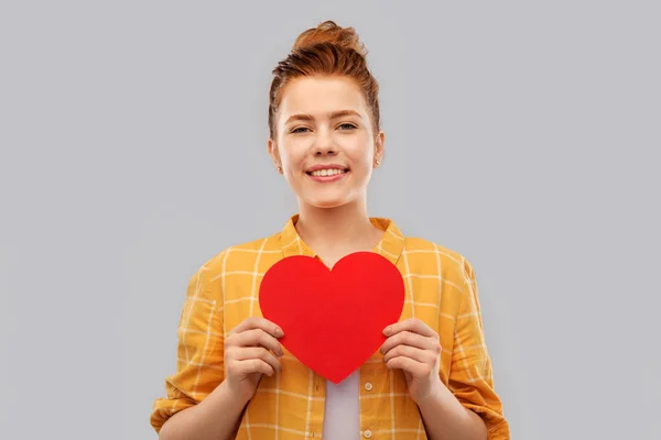 Sourire rousse adolescente aux cheveux avec le cœur — Photo