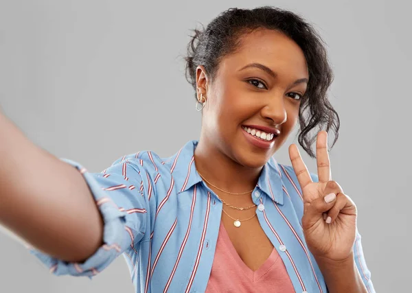 Szczęśliwy Afryki amerykanin kobieta biorąc selfie — Zdjęcie stockowe