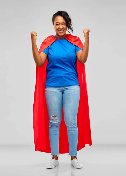 Heureuse femme afro-américaine en cape rouge super-héros — Photo