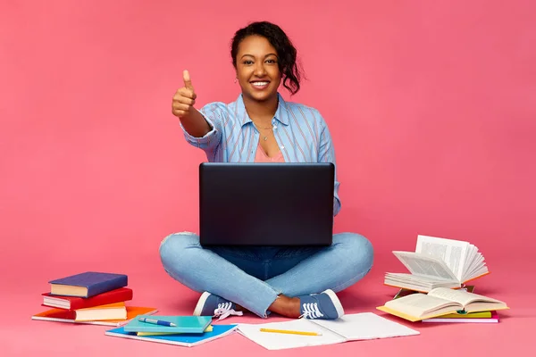 Mujer estudiante afroamericana feliz con el ordenador portátil — Foto de Stock