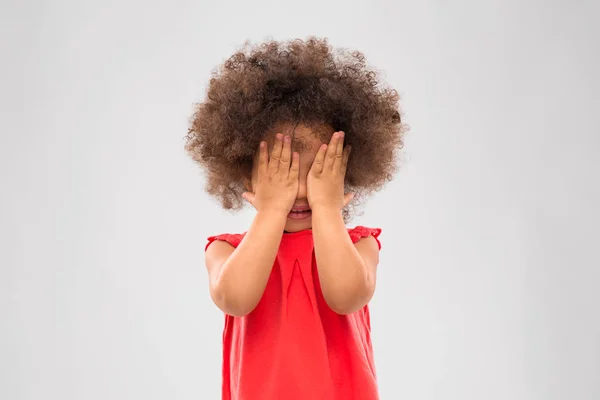 Kis afro-amerikai lány becsukni a szemét — Stock Fotó