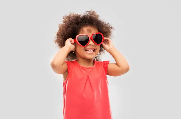 Africana ameican chica en forma de corazón gafas de sol —  Fotos de Stock