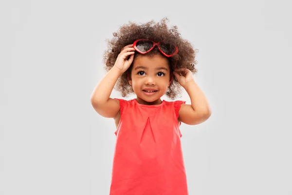 Afrikaanse ameican meisje met hartvormige zonnebril — Stockfoto
