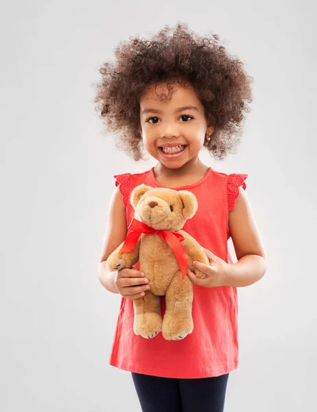 Feliz pequena menina americana africana com ursinho de pelúcia — Fotografia de Stock