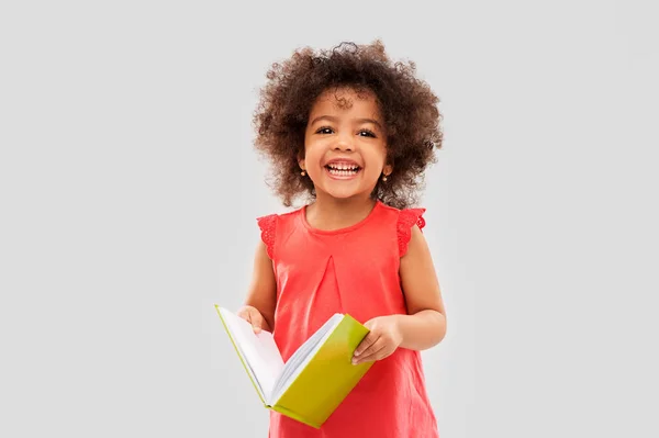 Heureuse petite afro-américaine fille avec livre — Photo