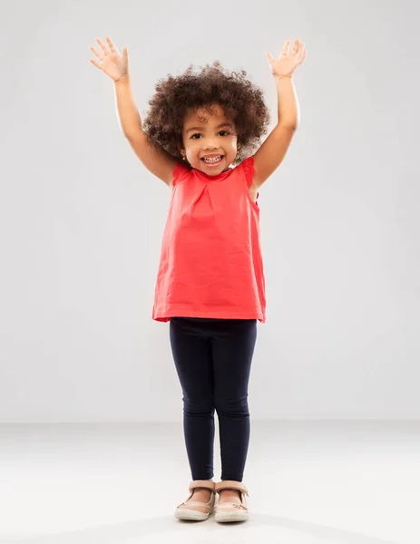 Heureuse petite afro-américaine fille avec les mains en l'air — Photo