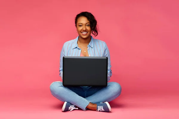 Mulher americana africana feliz com computador portátil Imagens De Bancos De Imagens