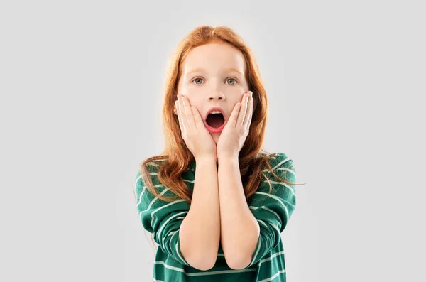 Choqué rousse fille aux cheveux avec la bouche ouverte — Photo