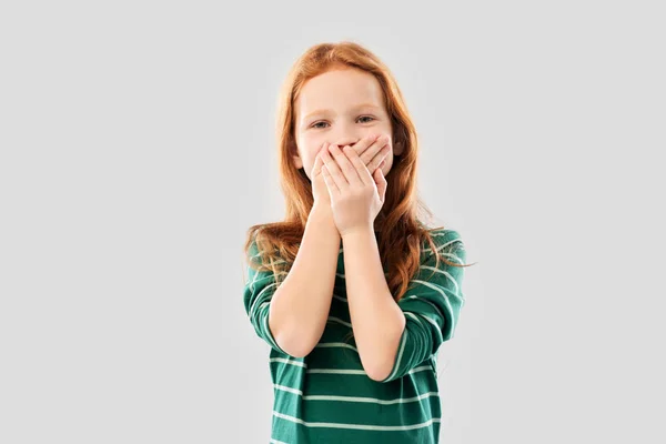 Confus rousse fille cheveux couvrant la bouche par les mains — Photo