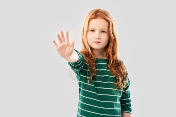 Rousse fille aux cheveux montrant geste d'arrêt — Photo