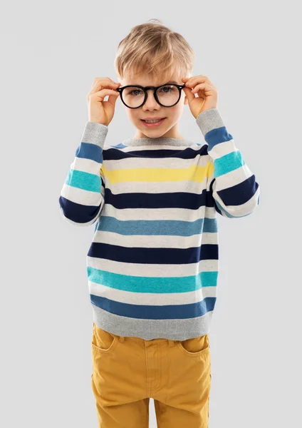 Niño sonriente en gafas y jersey a rayas — Foto de Stock