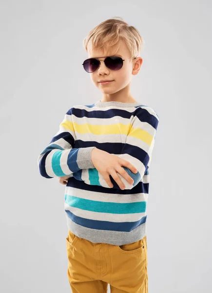 Retrato de niño en gafas de sol y jersey a rayas — Foto de Stock