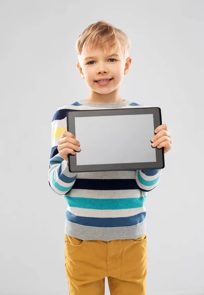 Menino mostrando tela blak do computador tablet pc — Fotografia de Stock