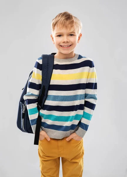 Niño estudiante sonriente o colegial con bolsa de la escuela —  Fotos de Stock