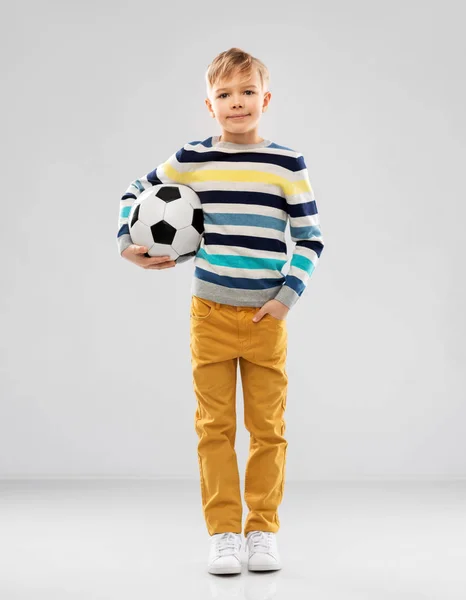 Chico en jersey a rayas con pelota de fútbol —  Fotos de Stock