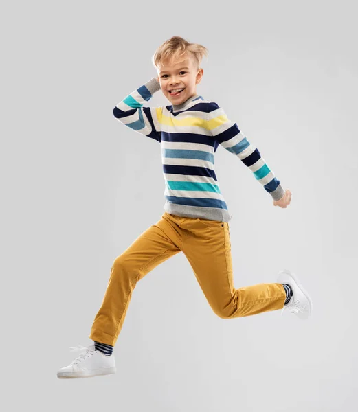 Lycklig liten pojke hoppa och ha kul — Stockfoto