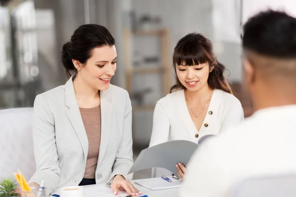 Recrutadores que têm entrevista de emprego com empregado — Fotografia de Stock