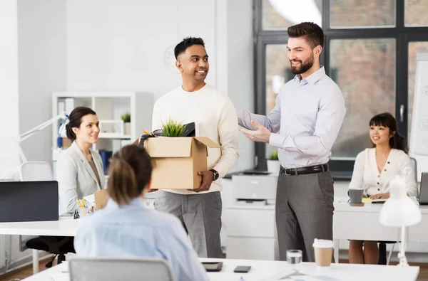 Nuevos compañeros de reunión de empleados masculinos en la oficina — Foto de Stock