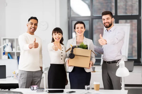 Novo funcionário de escritório e colegas mostrando polegares para cima — Fotografia de Stock