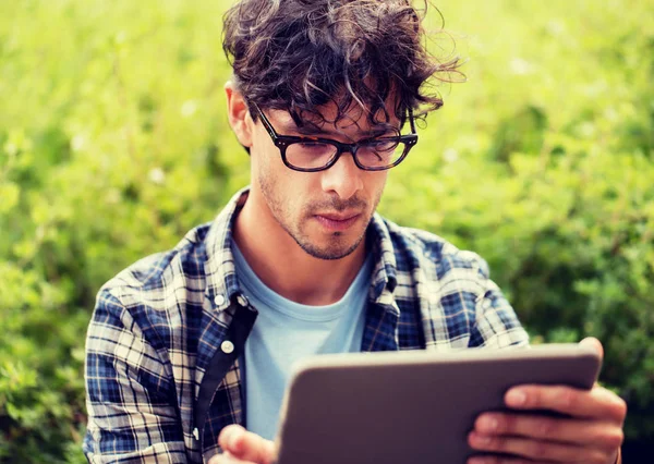 Uomo in bicchieri con tablet pc all'aperto — Foto Stock