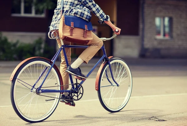 Junger Hipster-Mann mit Tasche fährt Fahrrad mit festem Gang — Stockfoto