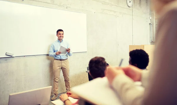 Grupo de estudiantes y profesores en la conferencia — Foto de Stock