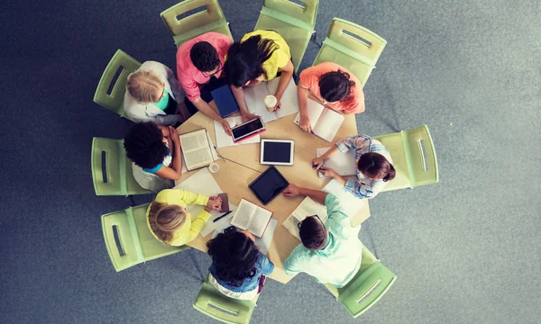 Grupo de alunos com tablet pc na biblioteca da escola — Fotografia de Stock