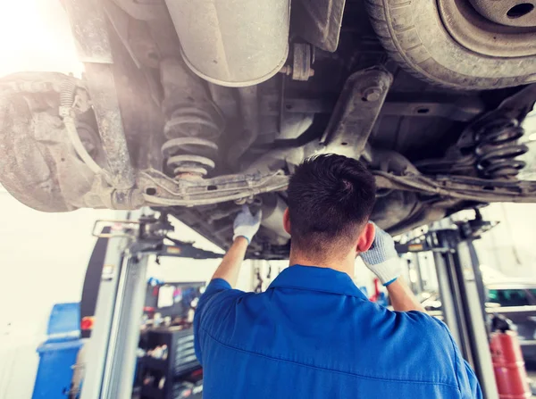 Meccanico uomo o fabbro riparazione auto in officina — Foto Stock