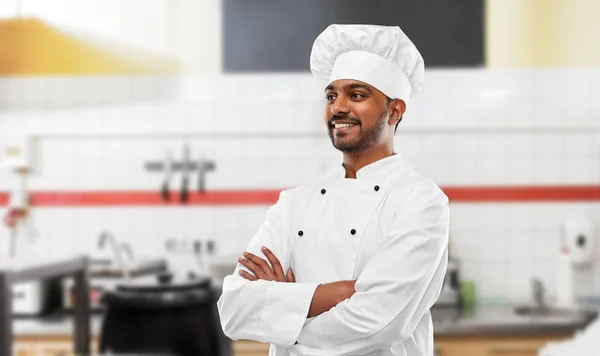 Glücklicher indischer Koch in Haube in der Restaurantküche — Stockfoto