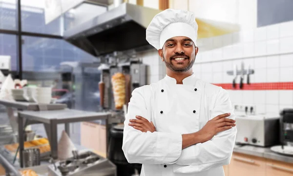 Happy Male Indian chef in Koksmuts bij Kebab shop — Stockfoto