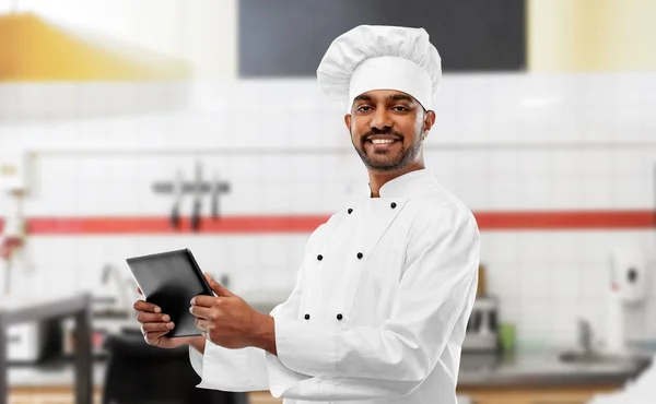 Chef indio con tablet pc en la cocina del restaurante — Foto de Stock