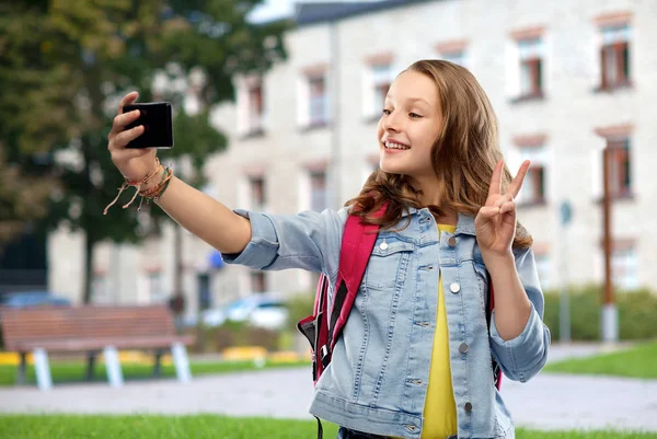 Nastolatek student dziewczyna biorąc Selfie przez smartfon — Zdjęcie stockowe