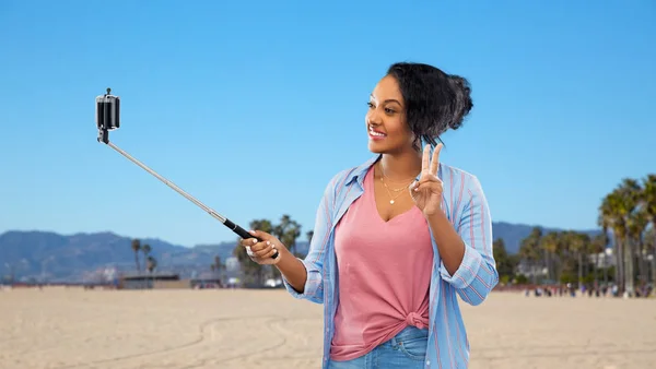 African american woman taking selfie by smartphone — Stock Photo, Image