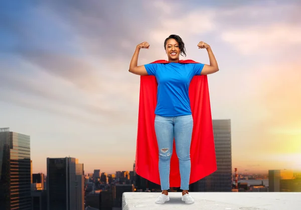 Feliz mulher afro-americana em super-herói capa vermelha — Fotografia de Stock