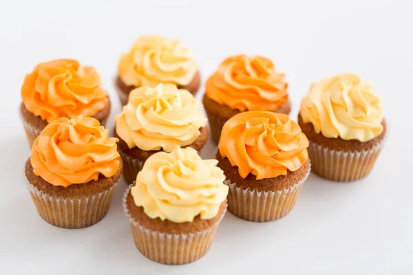 Cupcakes med glasur på hvid baggrund - Stock-foto