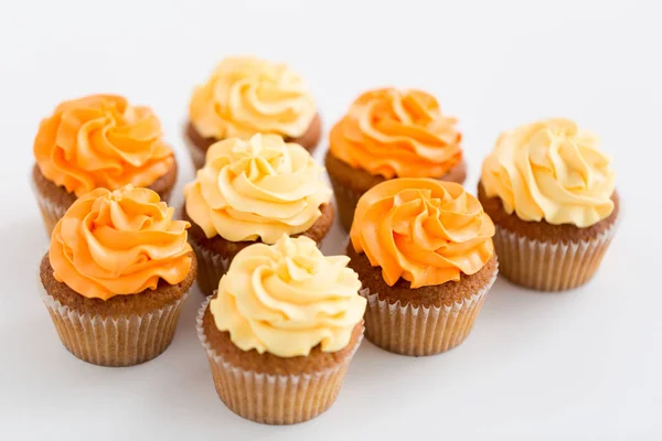 Cupcakes with frosting on white background — Stock Photo, Image