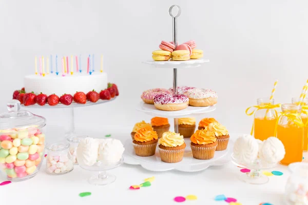 Comida y bebidas en la mesa en la fiesta de cumpleaños — Foto de Stock