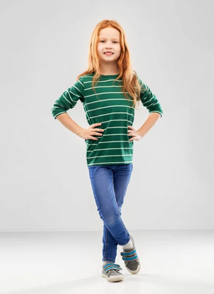 Lächelndes rothaariges Mädchen posiert im gestreiften Hemd — Stockfoto